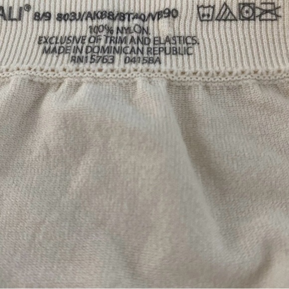 Bali Comfort Revolution seamless Brief Size 8-9 NWT - Picture 3 of 4